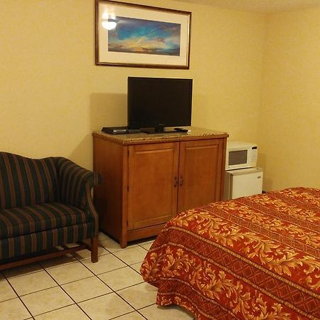 Country Regency Inn & Suites Manvel Buitenkant foto