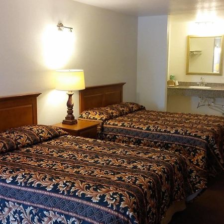 Country Regency Inn & Suites Manvel Buitenkant foto