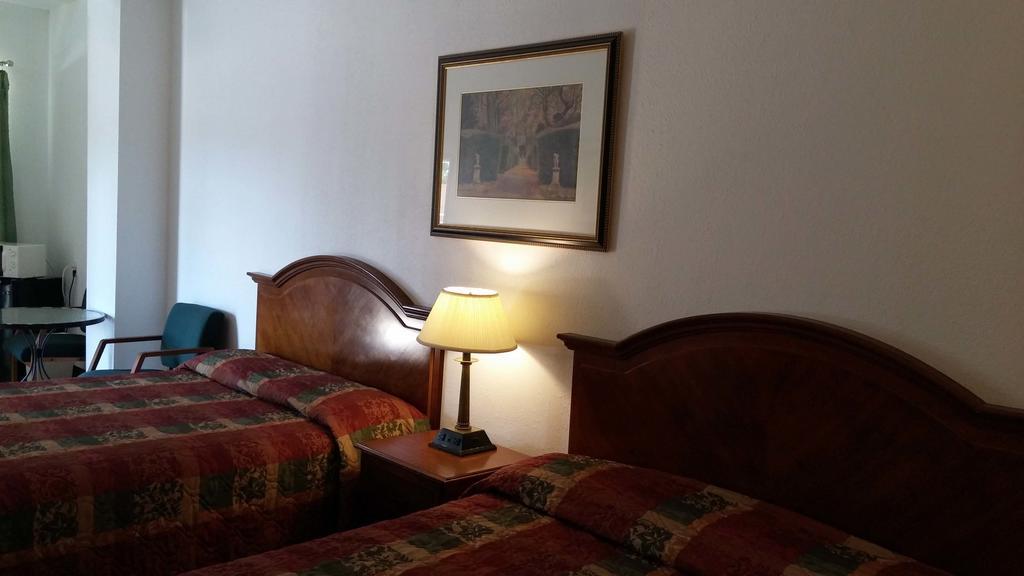 Country Regency Inn & Suites Manvel Buitenkant foto