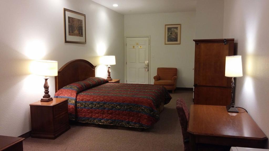 Country Regency Inn & Suites Manvel Buitenkant foto
