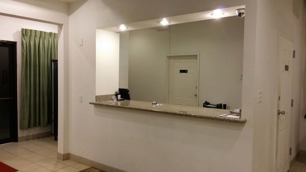 Country Regency Inn & Suites Manvel Buitenkant foto