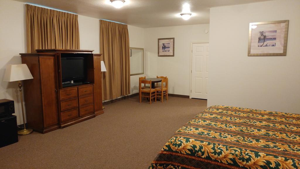 Country Regency Inn & Suites Manvel Buitenkant foto