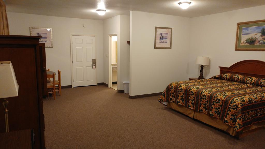Country Regency Inn & Suites Manvel Buitenkant foto