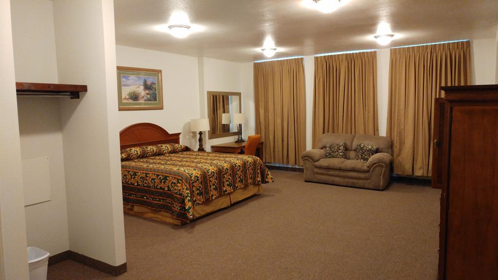 Country Regency Inn & Suites Manvel Buitenkant foto