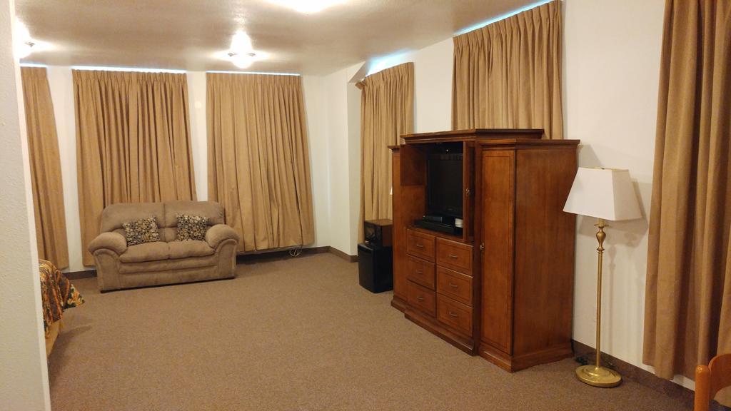 Country Regency Inn & Suites Manvel Buitenkant foto