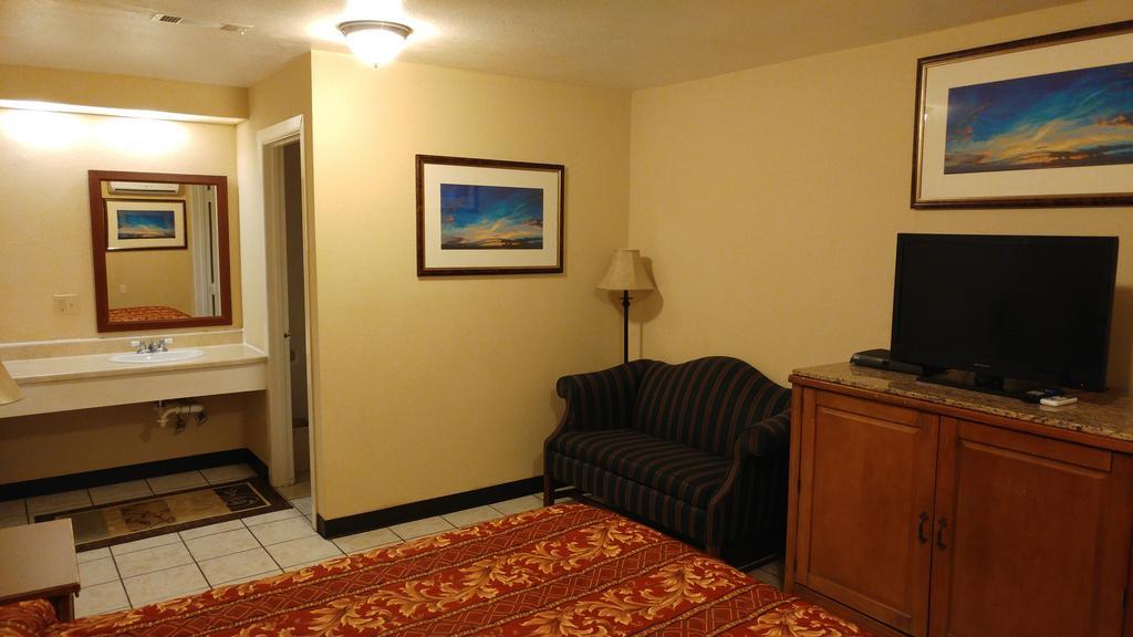 Country Regency Inn & Suites Manvel Buitenkant foto