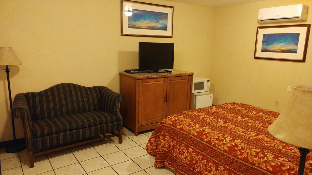 Country Regency Inn & Suites Manvel Buitenkant foto