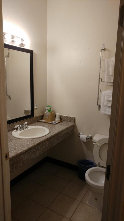 Country Regency Inn & Suites Manvel Buitenkant foto