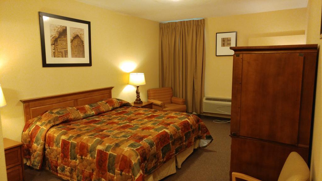 Country Regency Inn & Suites Manvel Buitenkant foto