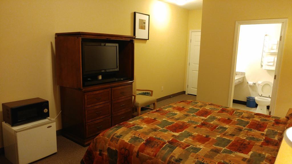 Country Regency Inn & Suites Manvel Buitenkant foto