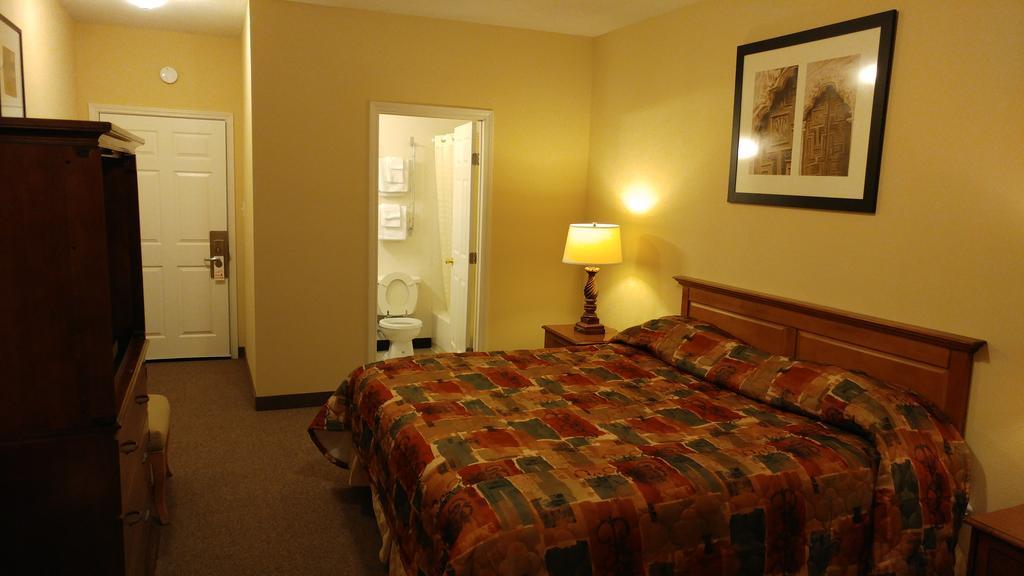 Country Regency Inn & Suites Manvel Buitenkant foto