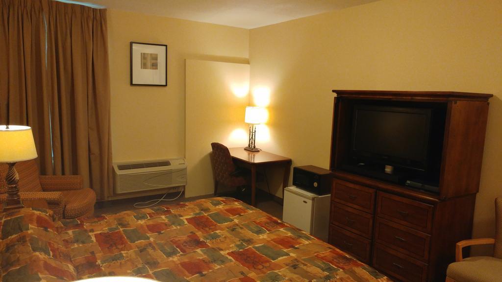 Country Regency Inn & Suites Manvel Buitenkant foto