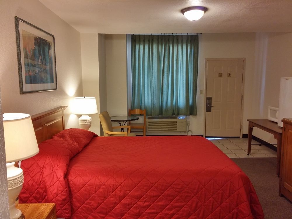 Country Regency Inn & Suites Manvel Buitenkant foto