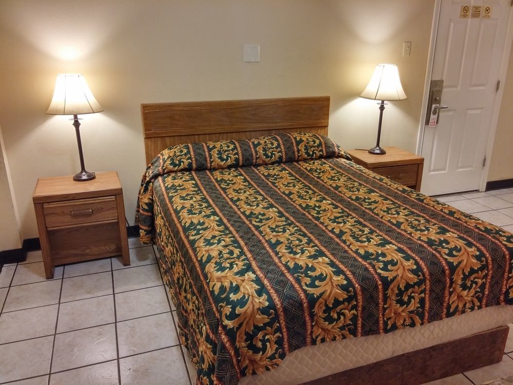 Country Regency Inn & Suites Manvel Buitenkant foto