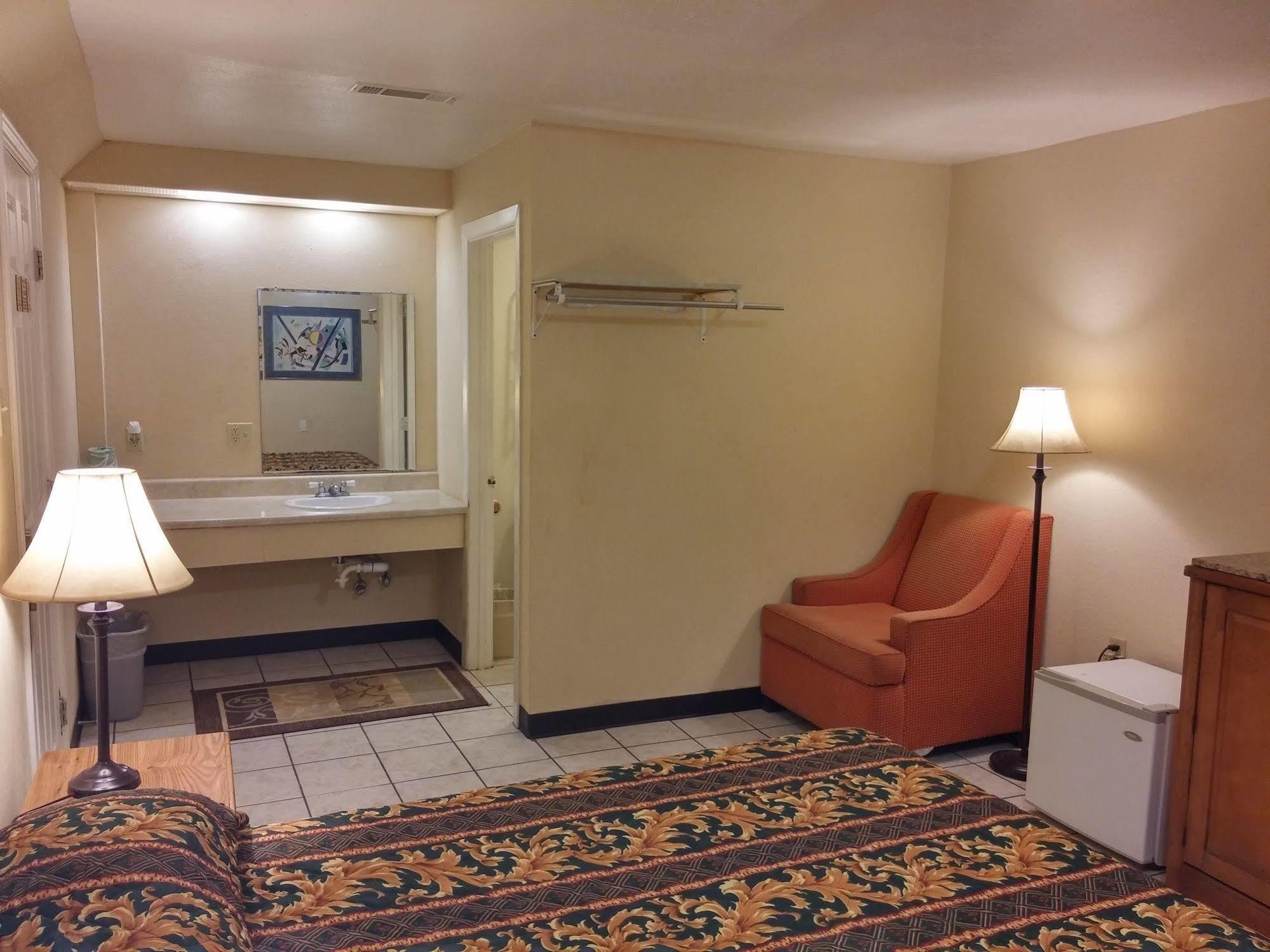 Country Regency Inn & Suites Manvel Buitenkant foto