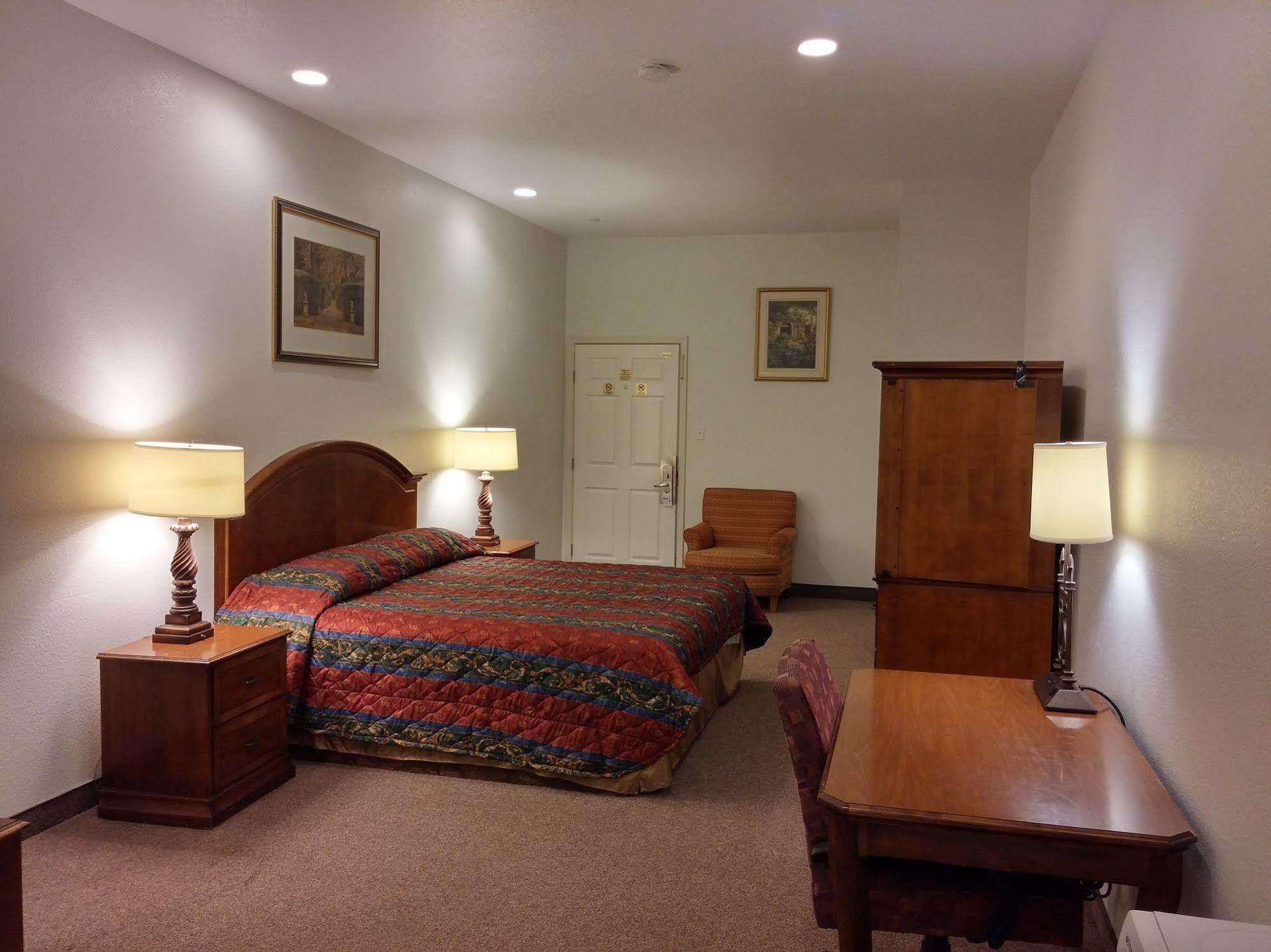Country Regency Inn & Suites Manvel Buitenkant foto
