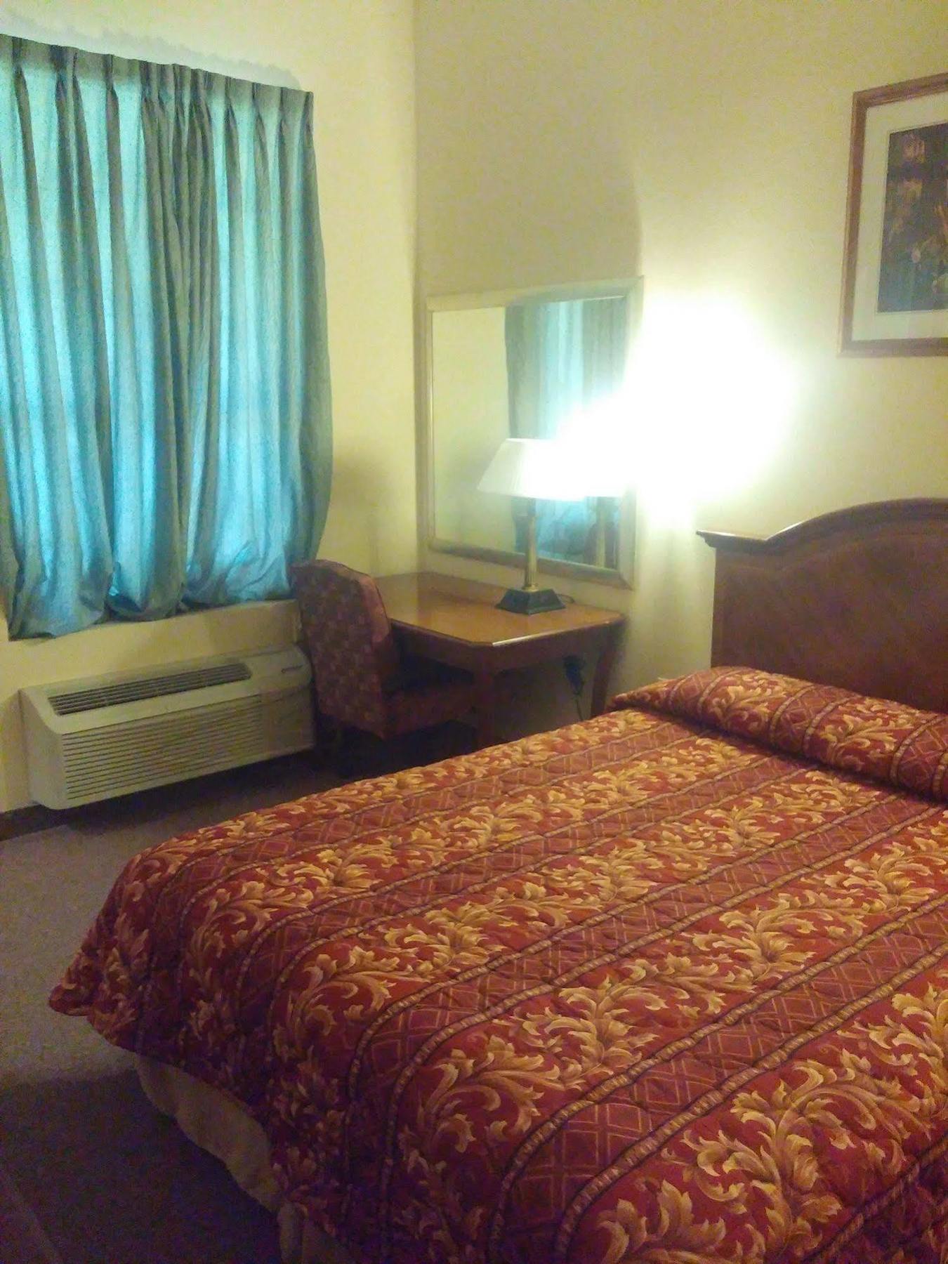 Country Regency Inn & Suites Manvel Buitenkant foto