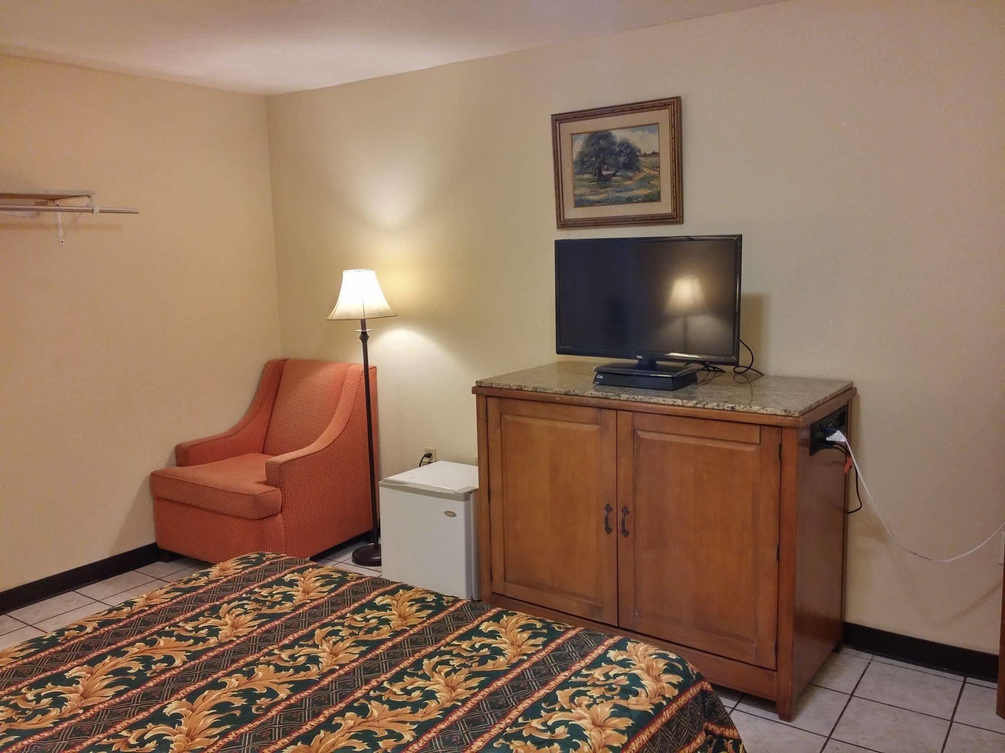 Country Regency Inn & Suites Manvel Buitenkant foto