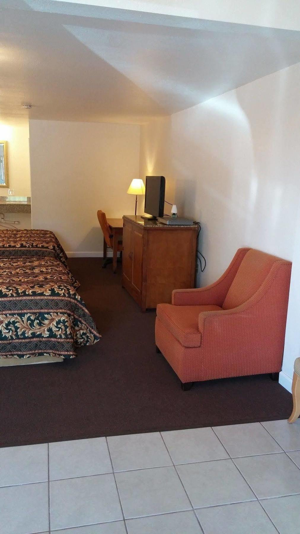 Country Regency Inn & Suites Manvel Buitenkant foto