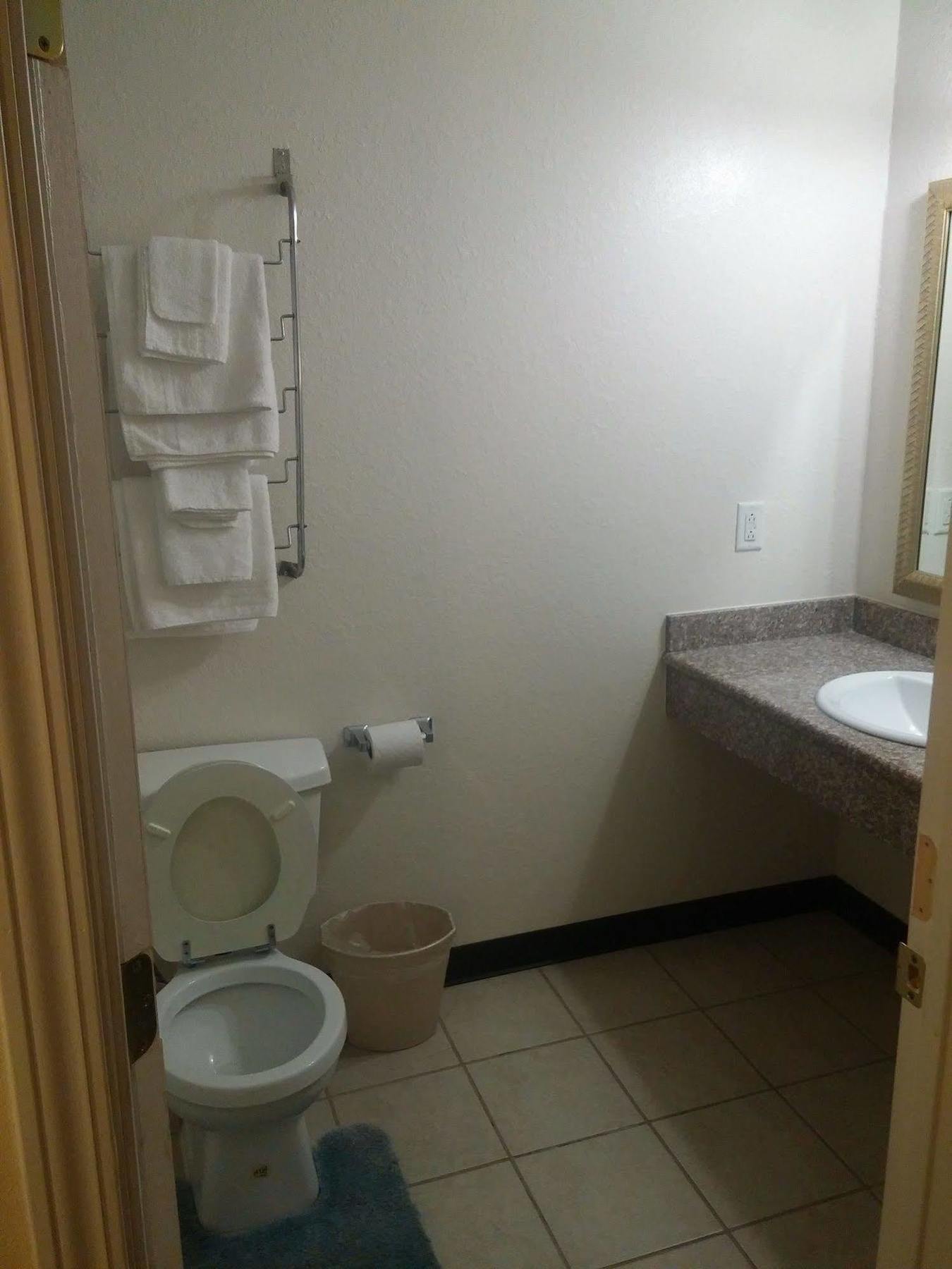 Country Regency Inn & Suites Manvel Buitenkant foto