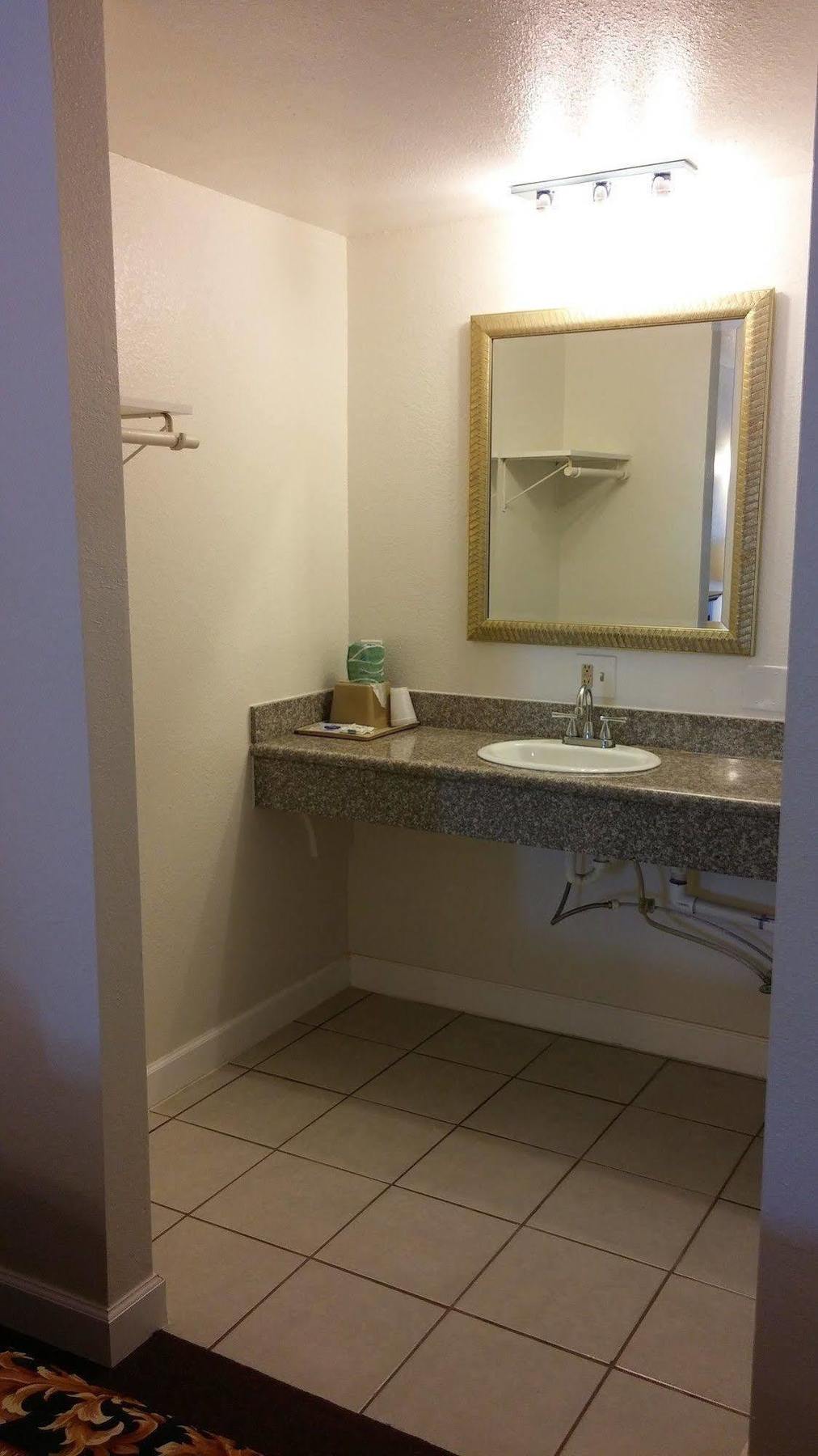 Country Regency Inn & Suites Manvel Buitenkant foto