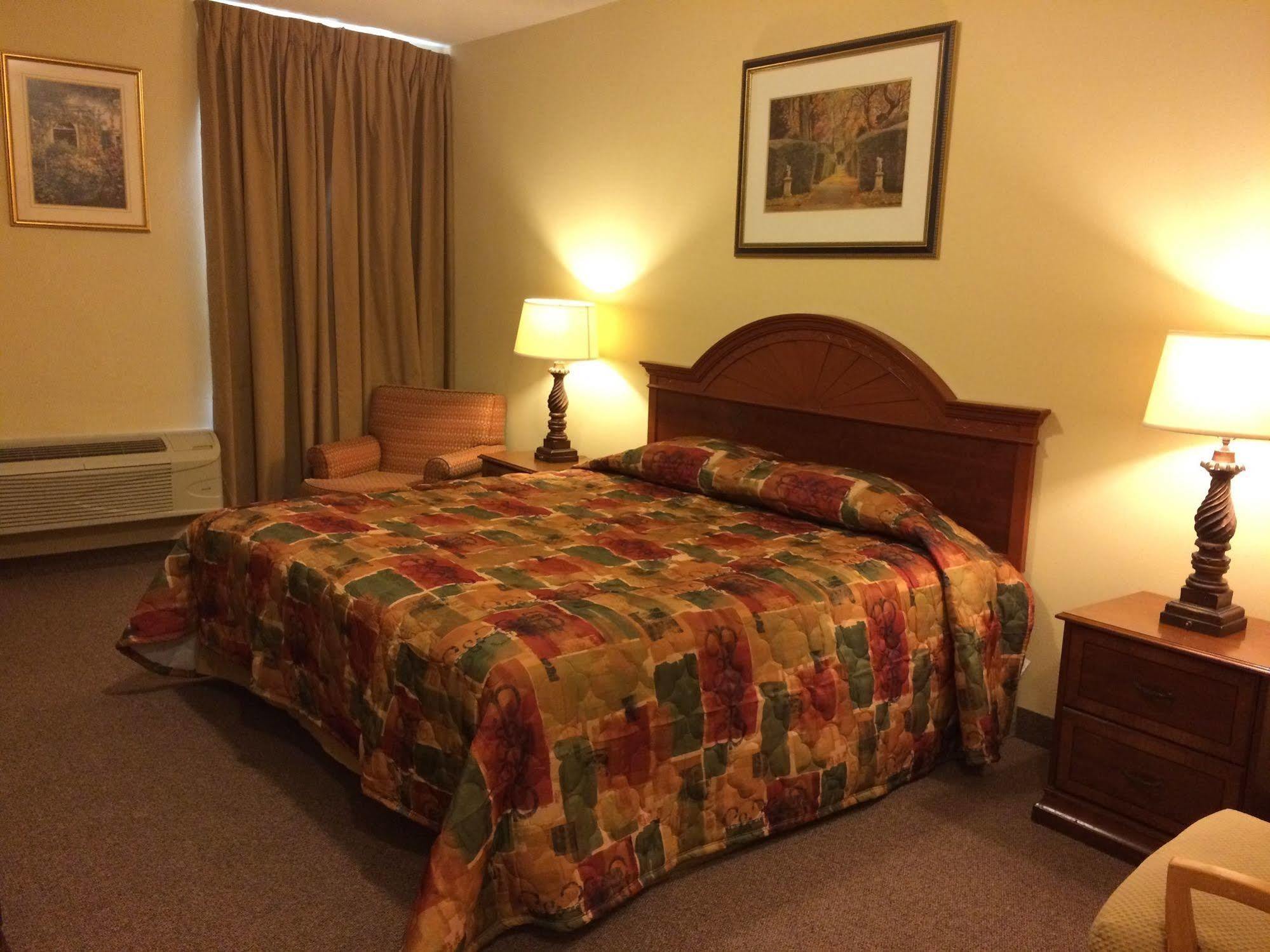 Country Regency Inn & Suites Manvel Buitenkant foto