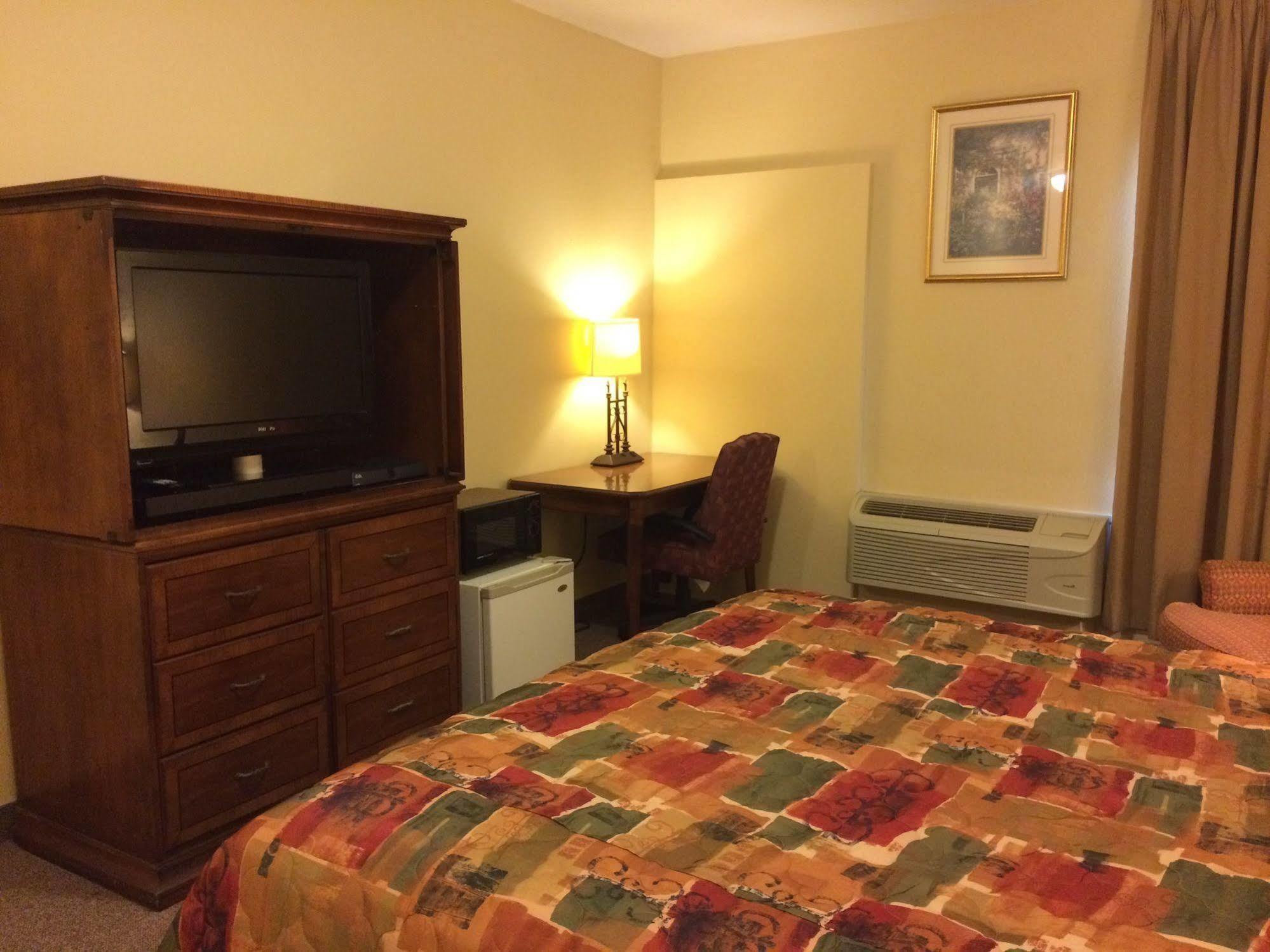 Country Regency Inn & Suites Manvel Buitenkant foto