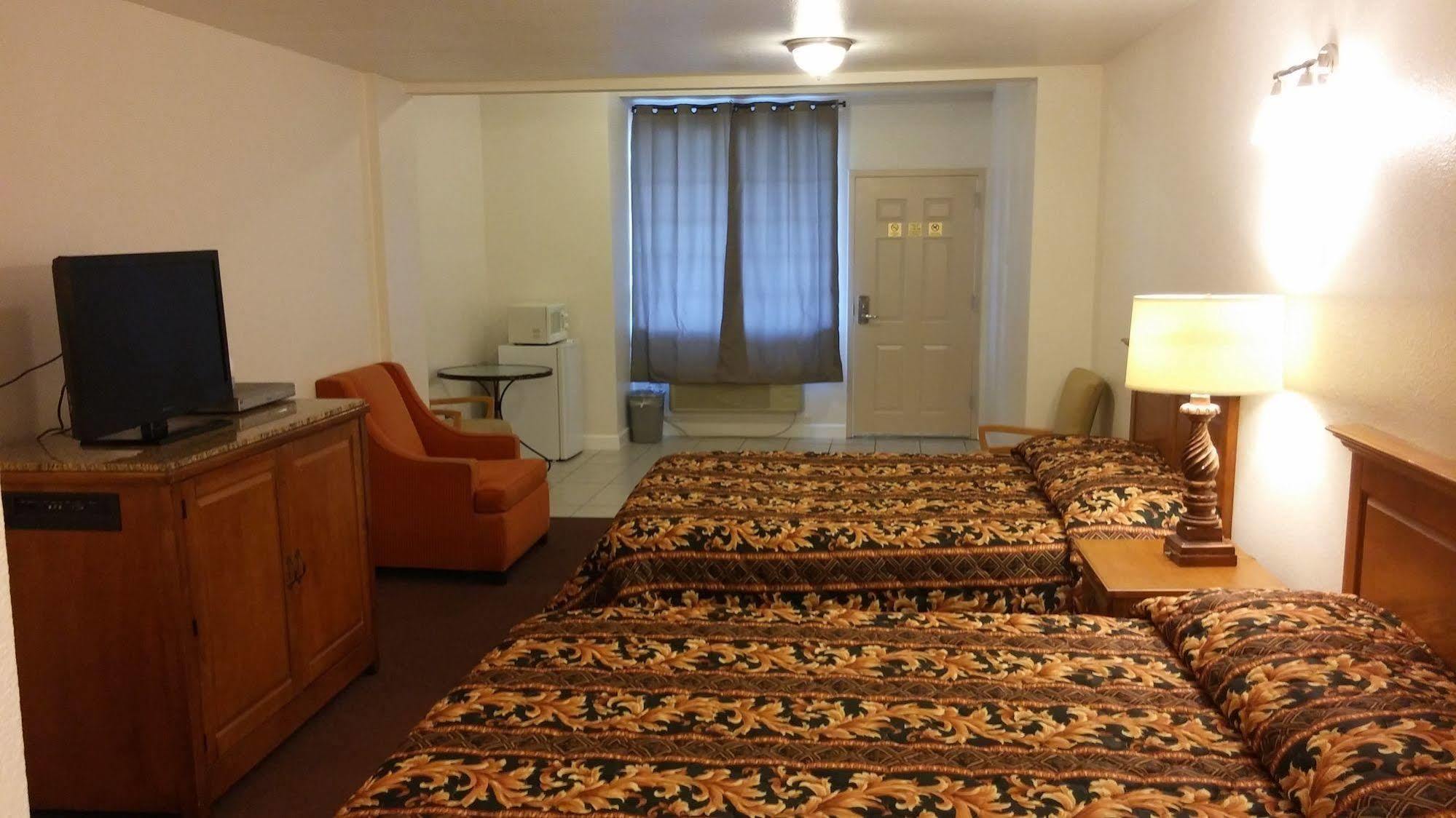 Country Regency Inn & Suites Manvel Buitenkant foto