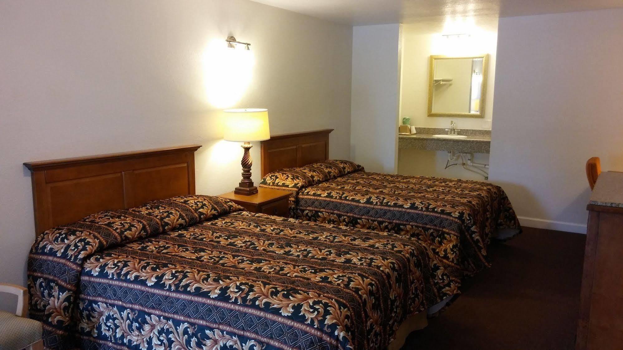 Country Regency Inn & Suites Manvel Buitenkant foto