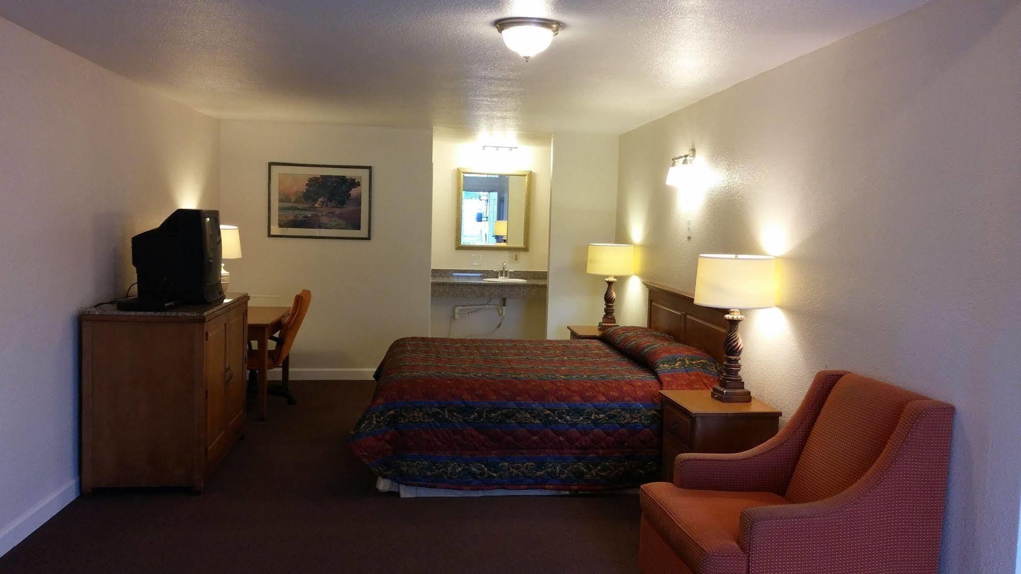 Country Regency Inn & Suites Manvel Buitenkant foto