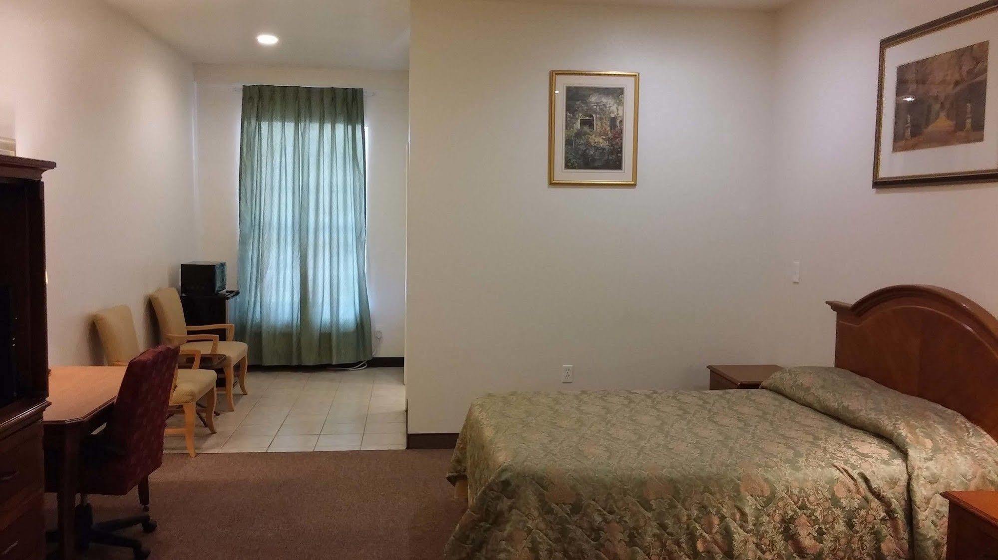 Country Regency Inn & Suites Manvel Buitenkant foto