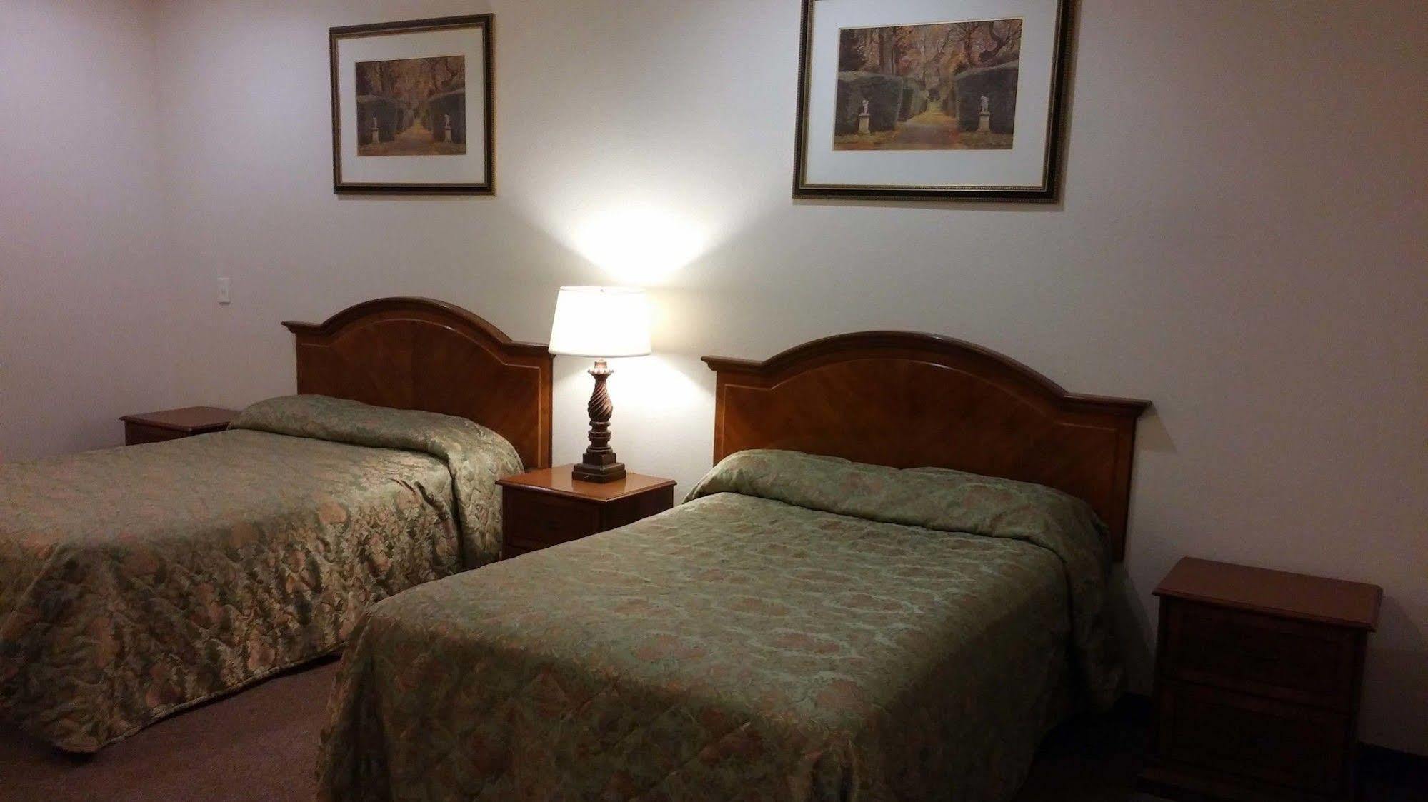 Country Regency Inn & Suites Manvel Buitenkant foto