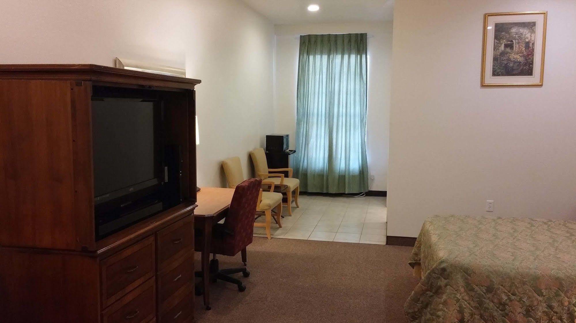 Country Regency Inn & Suites Manvel Buitenkant foto