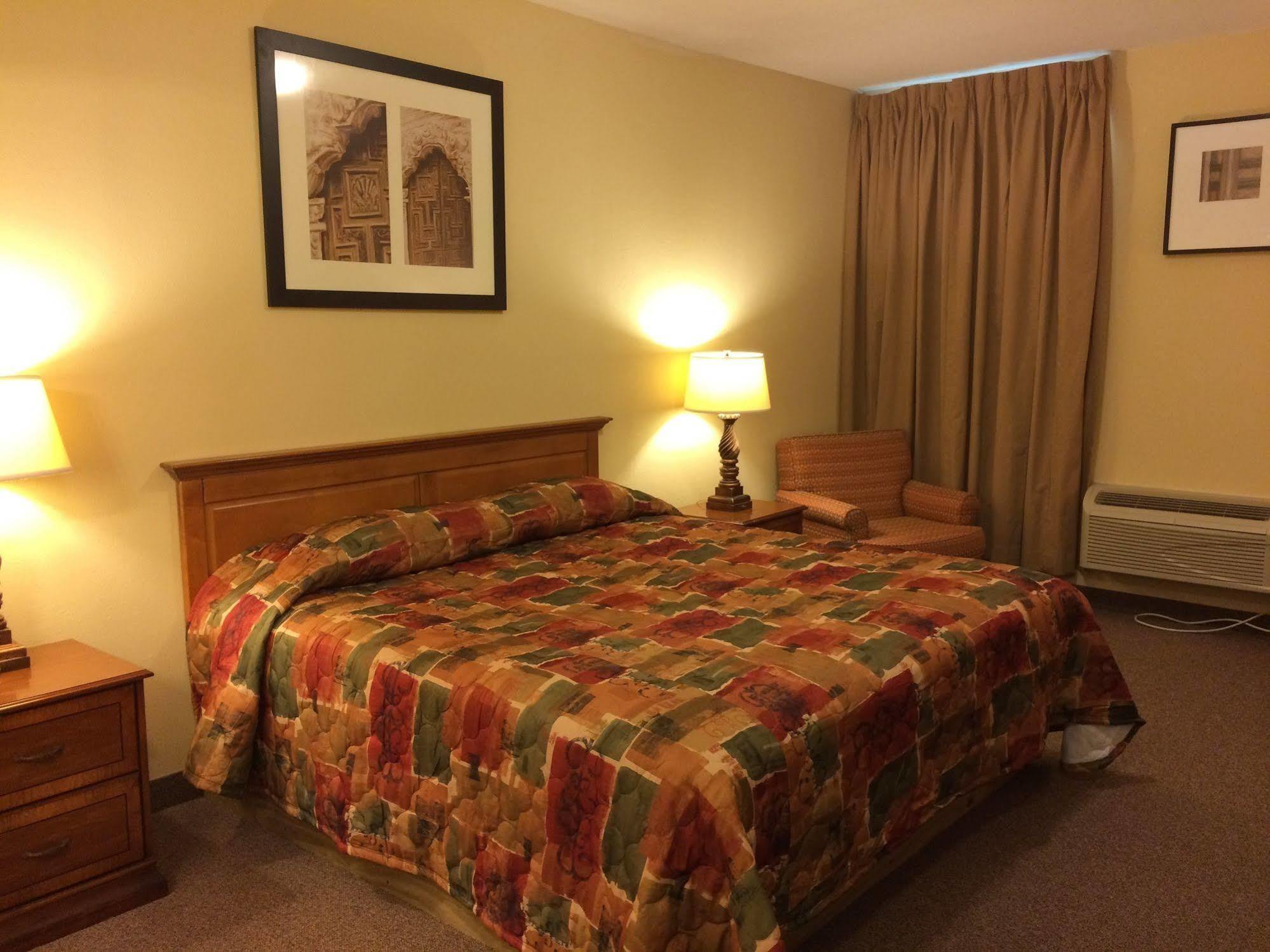 Country Regency Inn & Suites Manvel Buitenkant foto