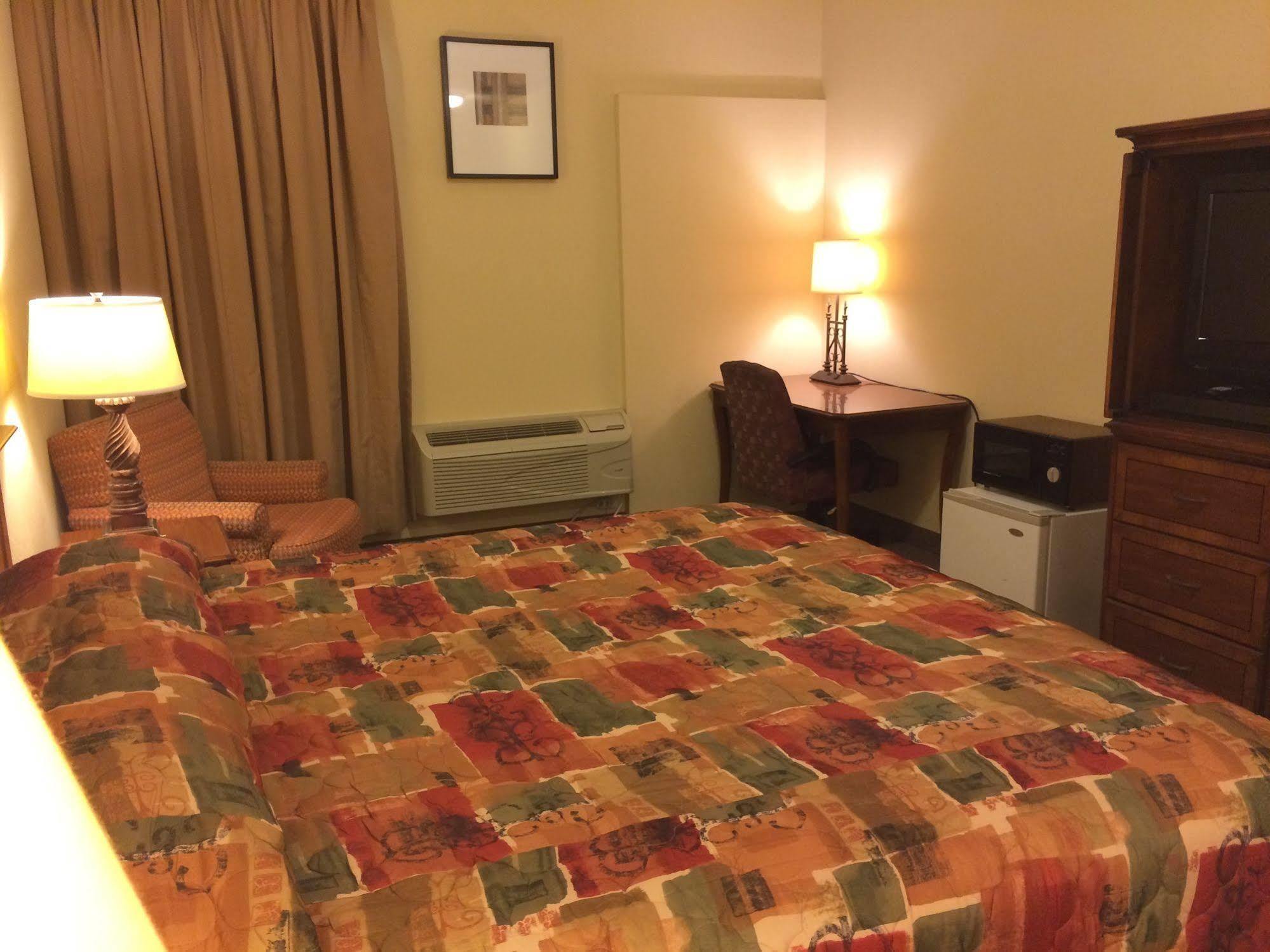 Country Regency Inn & Suites Manvel Buitenkant foto