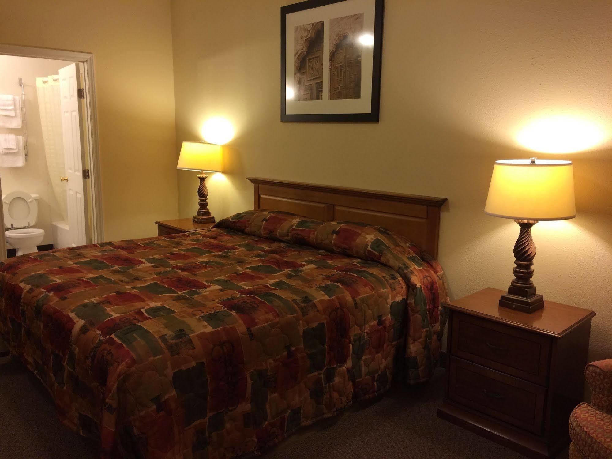 Country Regency Inn & Suites Manvel Buitenkant foto