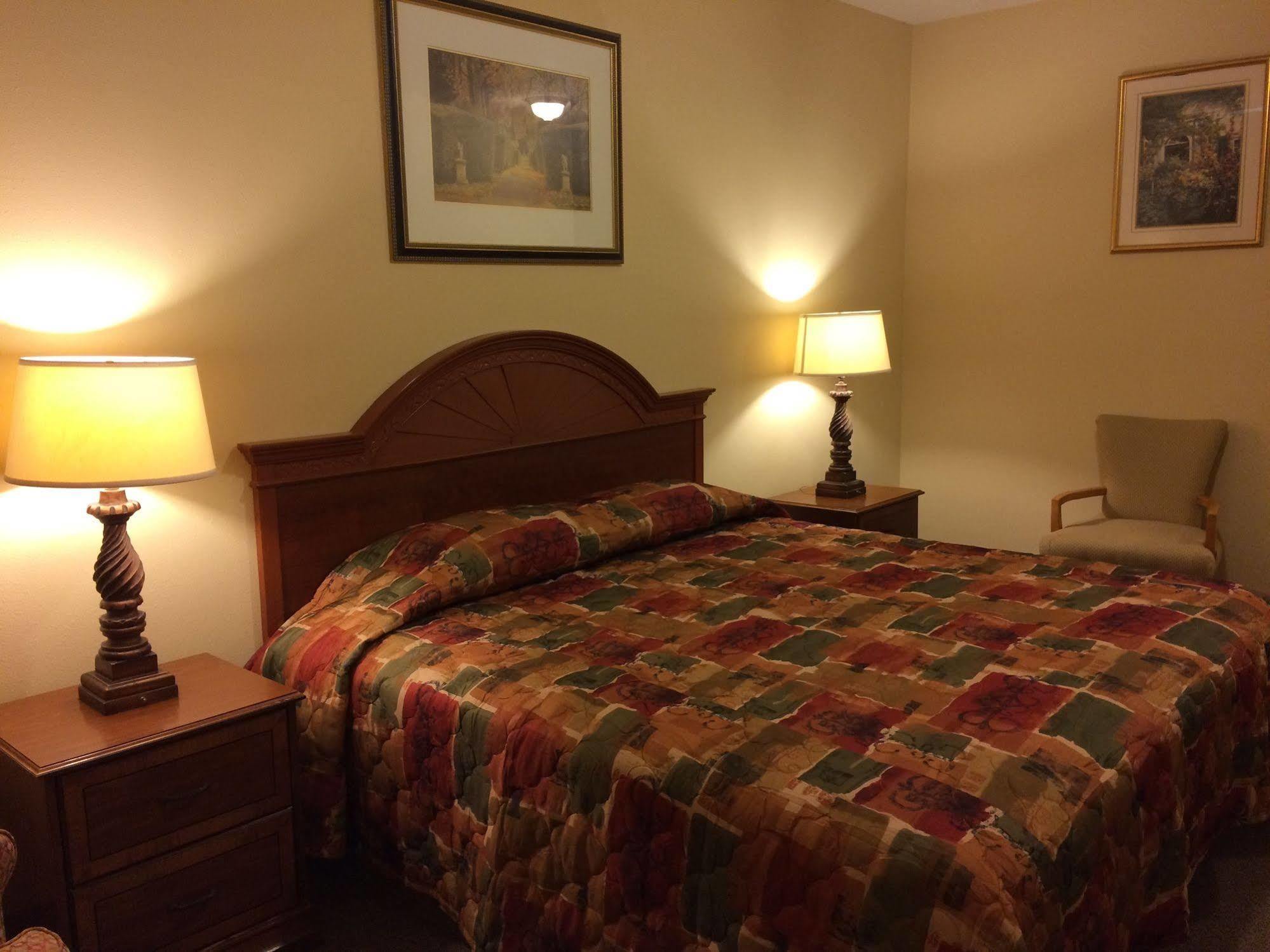 Country Regency Inn & Suites Manvel Buitenkant foto
