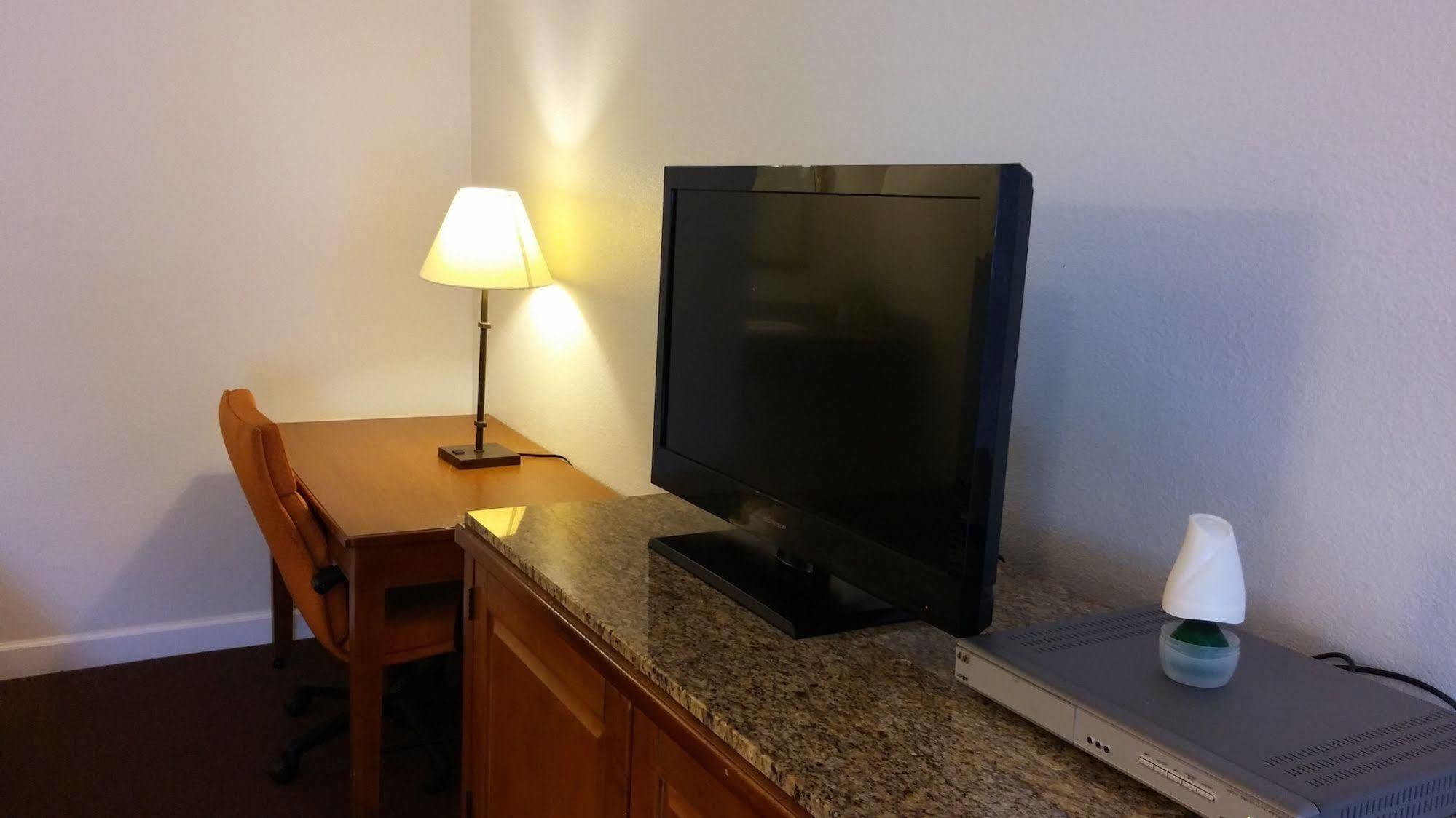 Country Regency Inn & Suites Manvel Buitenkant foto