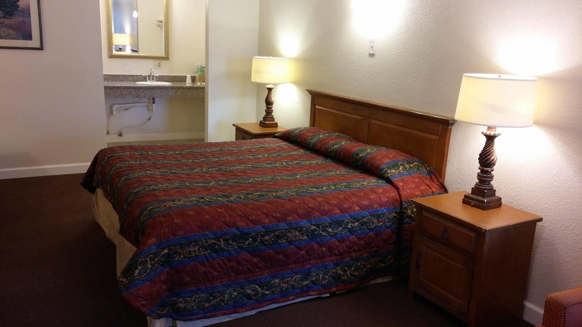 Country Regency Inn & Suites Manvel Buitenkant foto