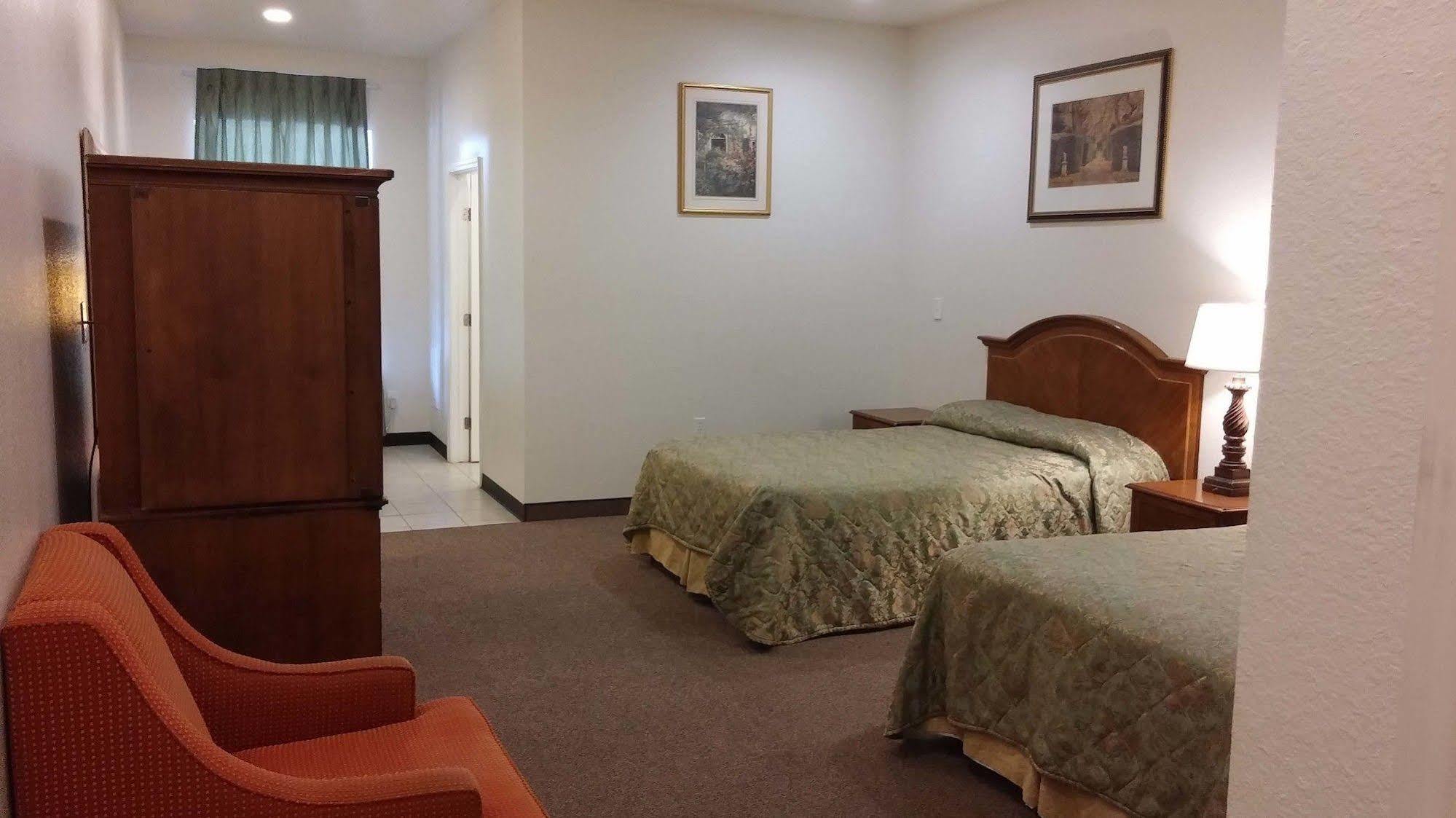 Country Regency Inn & Suites Manvel Buitenkant foto