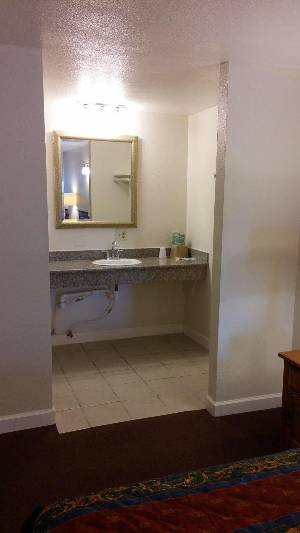 Country Regency Inn & Suites Manvel Buitenkant foto