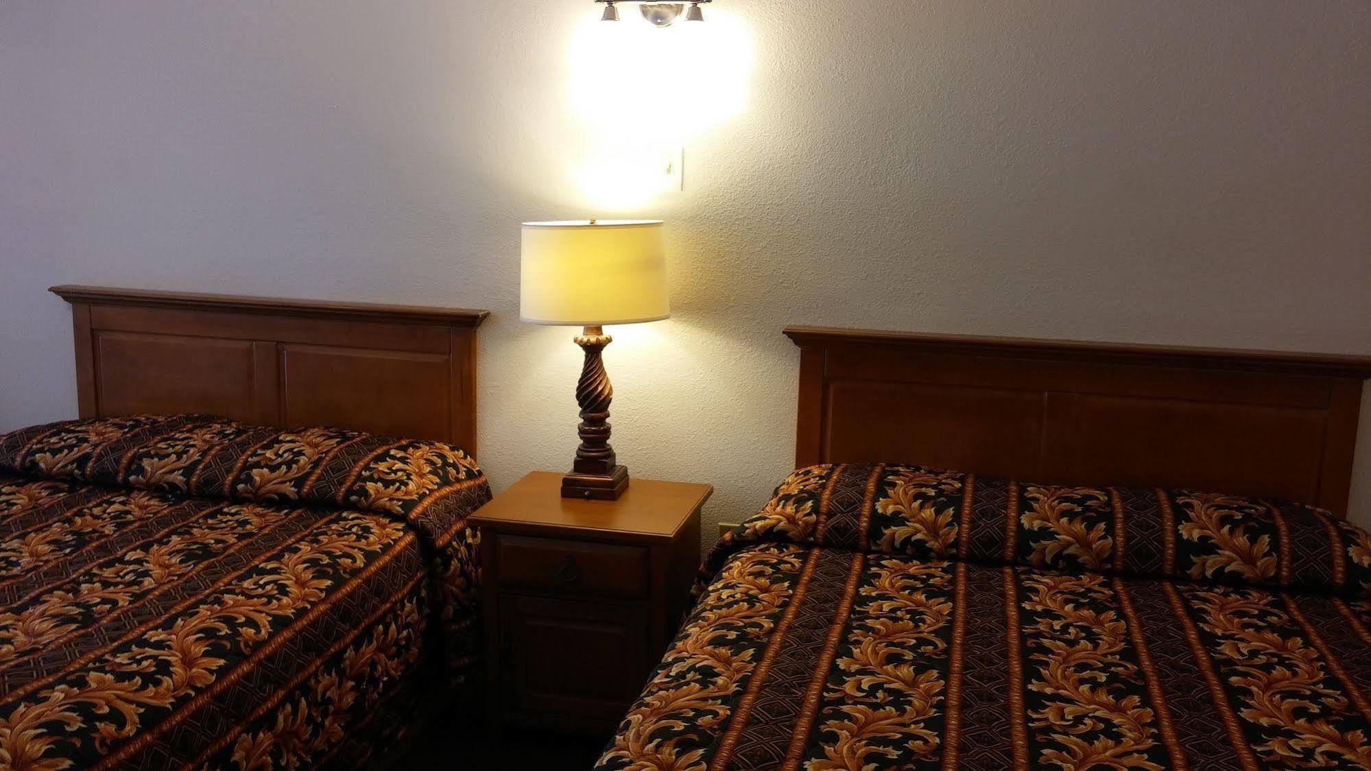 Country Regency Inn & Suites Manvel Buitenkant foto